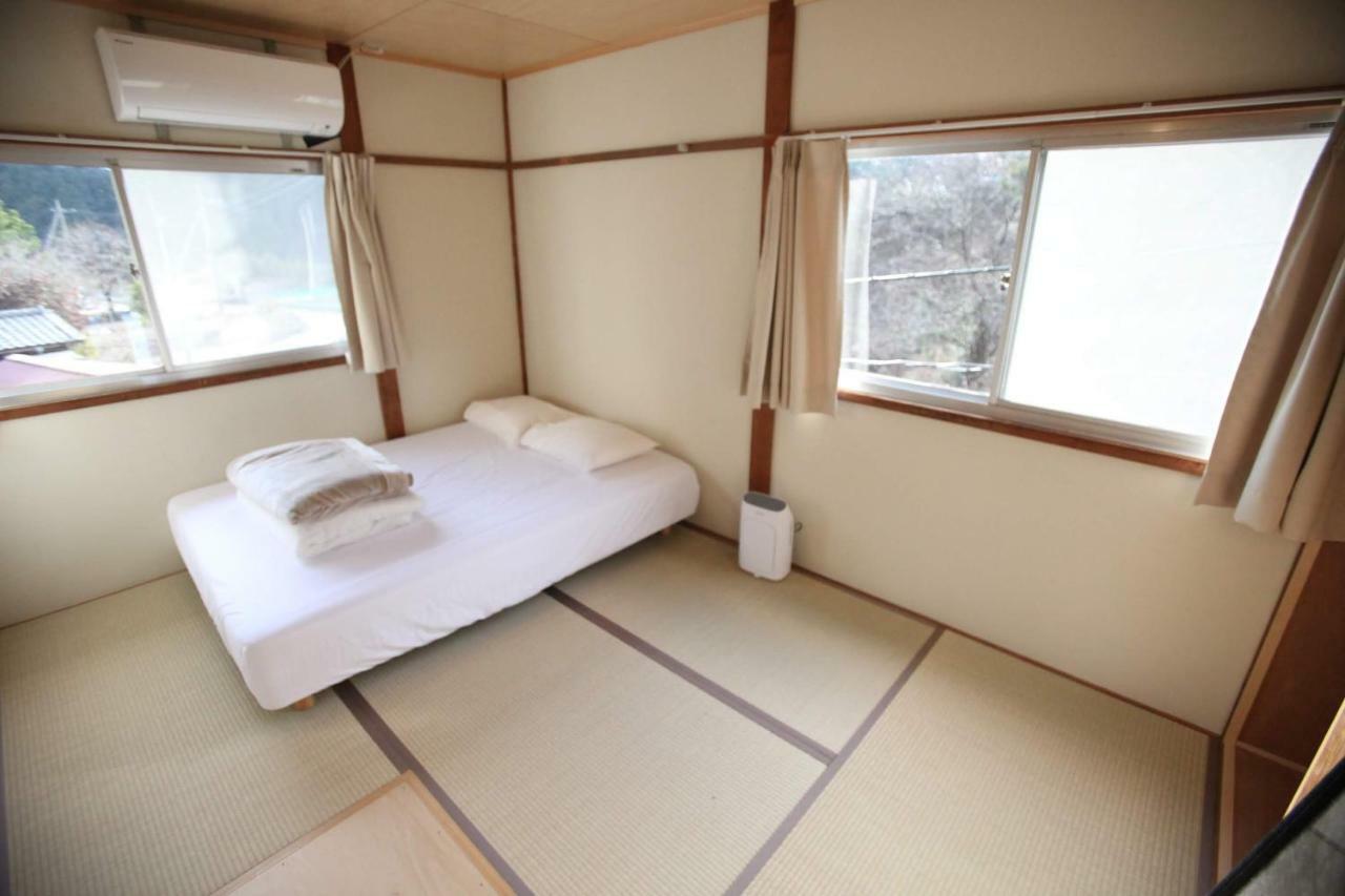 山の中の一棟貸切宿 五番地 Nambu (Yamanashi) Екстер'єр фото